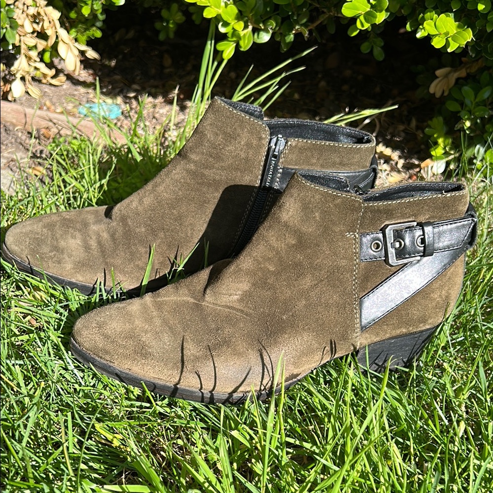 ⭐️SALE⭐️Aquatalia Olive green lower heel Ankle Boot